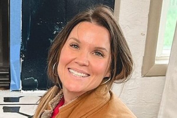 HGTV's Leslie Davis Salary Revealed Amid Divorce & Surprise ...