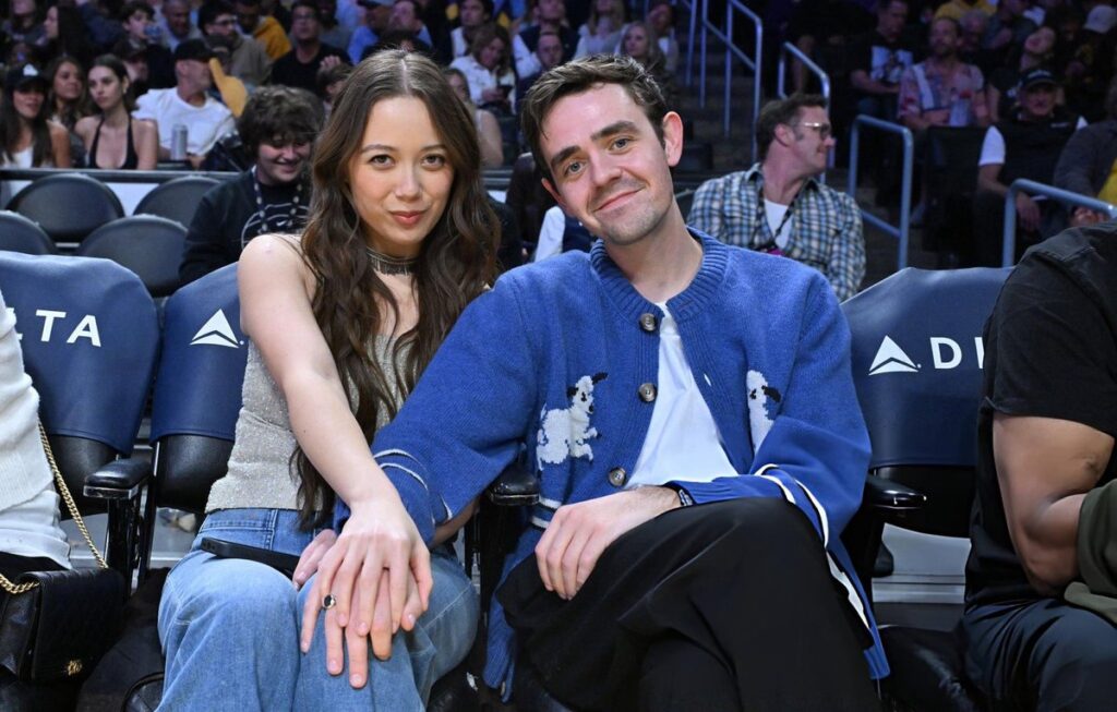 Laufey with her boyfriend Charlie Christie at the Lakers game đź’•