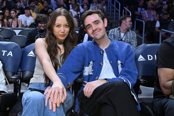 Laufey with her boyfriend Charlie Christie at the Lakers game 💕