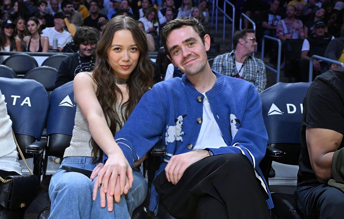 Laufey with her boyfriend Charlie Christie at the Lakers game 💕